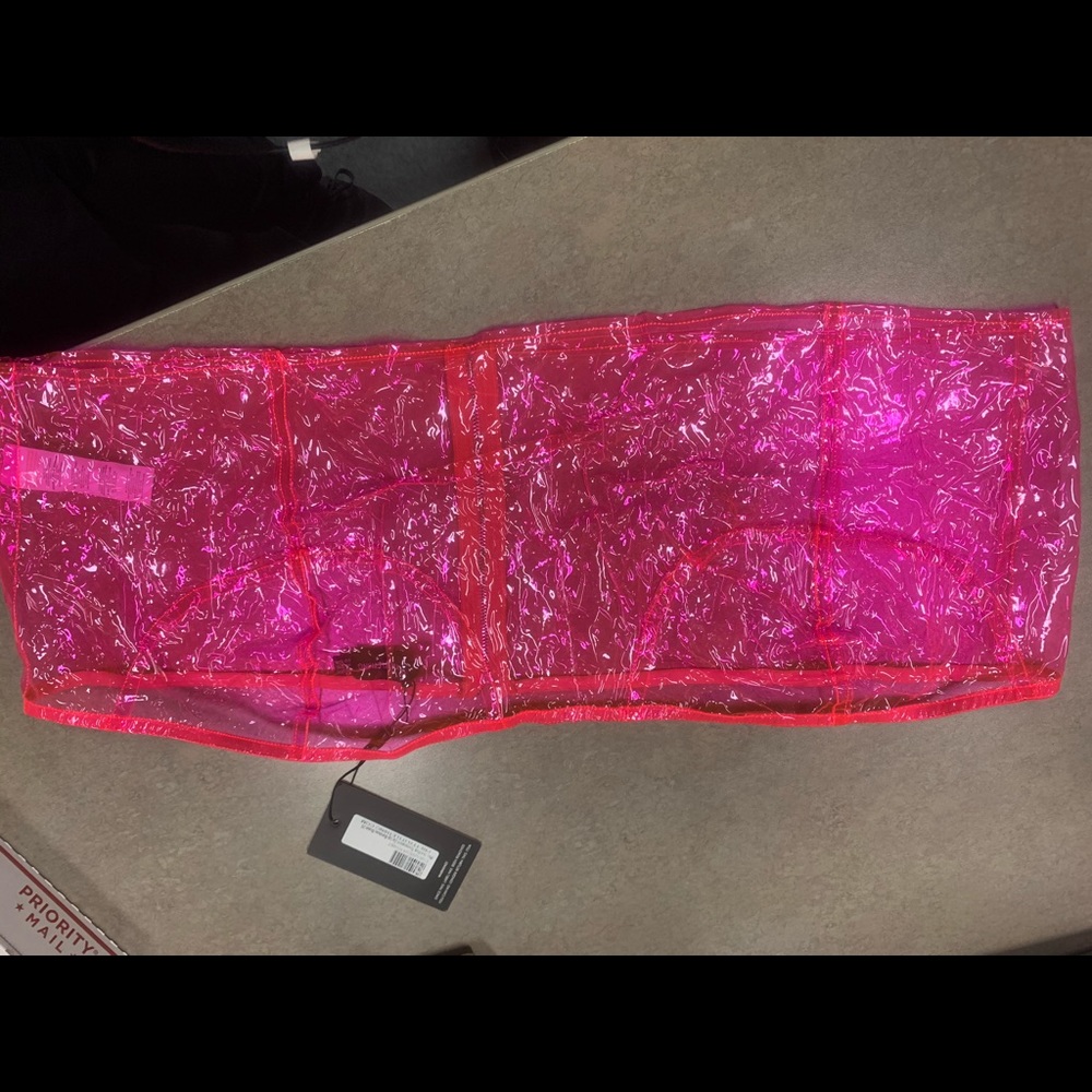 PrettyLittleThing Pink Vinyl Crop Top - Picture 2 of 3